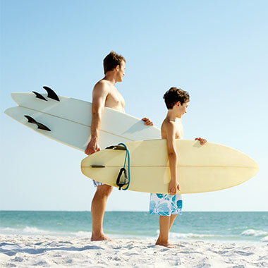 01 père et fils prets pour le surf